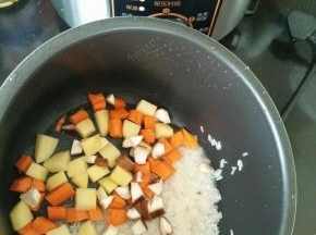 大米淘洗干净，放入胡萝卜、土豆和香菇。