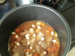 倒入排骨以及汤汁。(如果水不够可以再加点，水位就是平时煮饭的就行。)