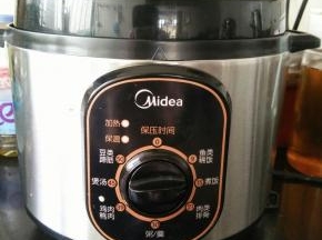 盖盖子，选择煮饭功能。时间到后再焖十分钟。