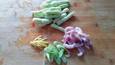 芸豆掰断，葱，姜切丝，五花肉切片。