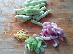芸豆掰断，葱，姜切丝，五花肉切片。