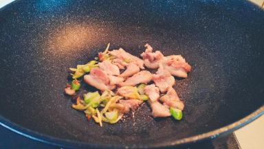 锅中放油，放入五花肉和葱，花椒粒，姜小火煸炒到五花肉出油，葱姜出味。