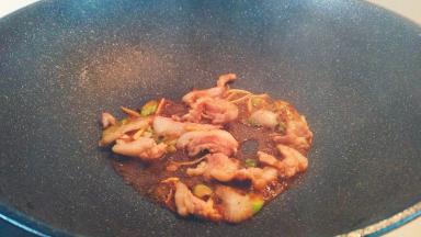 调入生抽，料酒小火闷烧一下。