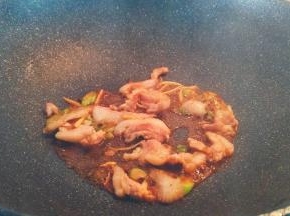 调入生抽，料酒小火闷烧一下。