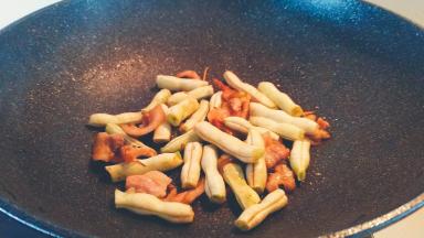 放入芸豆翻炒几下。