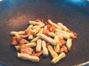 放入芸豆翻炒几下。