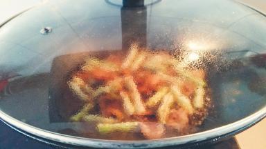 加入1碗清水，盖上锅盖闷烧5分钟。