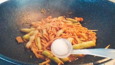 烧至芸豆入味，调入盐拌匀即可出锅。