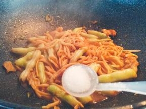 烧至芸豆入味，调入盐拌匀即可出锅。