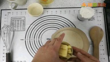 将牛奶，黄油，盐，砂糖放入奶锅，煮沸后离火