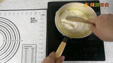 加入过筛后的高筋面粉，搅拌均匀