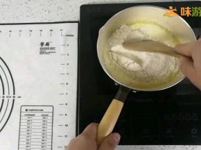 加入过筛后的高筋面粉，搅拌均匀