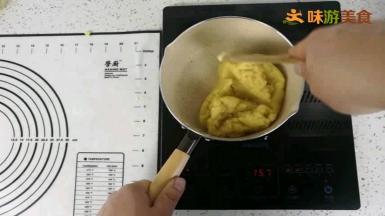 用小火加热，用木勺不停地搅拌，当锅底可以残留一层薄膜的时候就说明去除水份的步骤完成