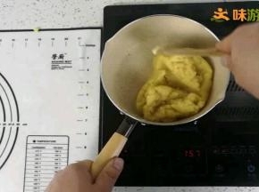 用小火加热，用木勺不停地搅拌，当锅底可以残留一层薄膜的时候就说明去除水份的步骤完成