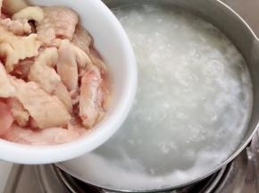 米煮八分熟的时候加入鸡中翅