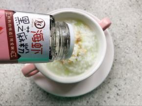 出锅撒上海虾黑芝麻粉