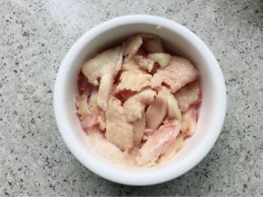 掉好血水的鸡中翅用手撕小块