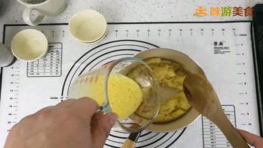 离火，稍冷片刻，将打散的全蛋液分次加入，每次加入后都要充分搅拌