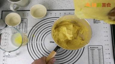 当抬起木勺，可滴落出倒三角状面糊的时候搅拌完成