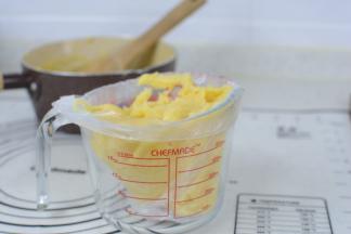 将泡芙面糊装入裱花袋