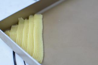 在烤盘内沿斜线方向挤满，要注意每一条面糊都要压住前面一条面糊的一部分