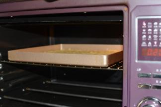 将烤盘放入烤箱中层，200℃烤20分钟左右