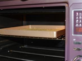 将烤盘放入烤箱中层，200℃烤20分钟左右