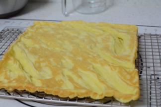 出炉后盖上烘焙纸冷却待用