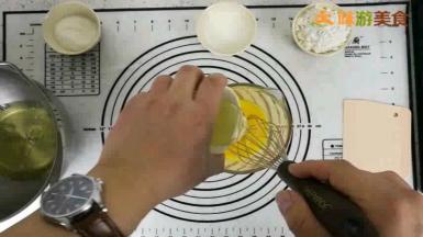 蛋黄打散后加入色拉油搅匀