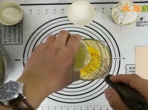 蛋黄打散后加入色拉油搅匀
