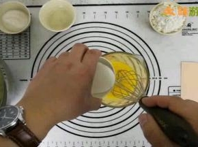 加入牛奶搅匀