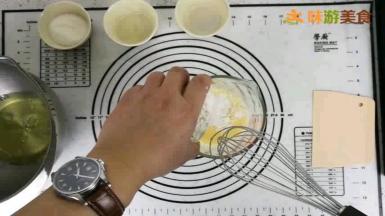 加入过筛后的低筋面粉，拌至看不见干粉颗粒