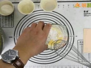 加入过筛后的低筋面粉，拌至看不见干粉颗粒