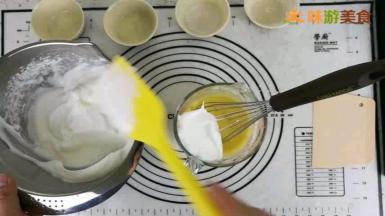 取少许蛋白霜与蛋黄面糊混合后倒回蛋白霜内
