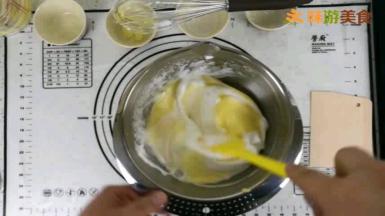 用翻拌的手法拌匀