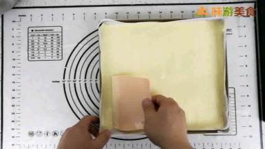 倒入铺了烘焙纸的烤盘内，用小刮板表面刮平