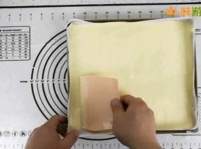 倒入铺了烘焙纸的烤盘内，用小刮板表面刮平