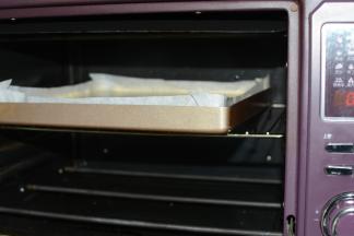 放入烤箱中层185℃烤15分钟，出炉后盖上烘焙纸冷却待用