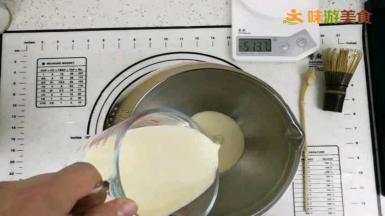打蛋盆内加入少量淡奶油