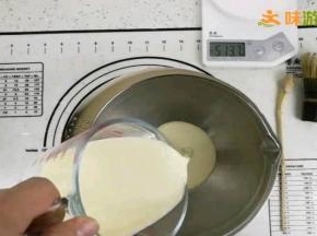打蛋盆内加入少量淡奶油