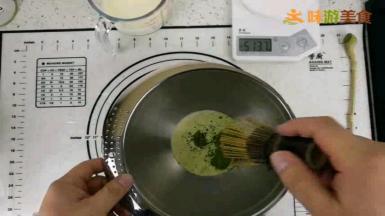 加入抹茶粉，用茶筅将抹茶粉与淡奶油混合均匀