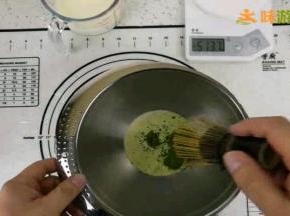加入抹茶粉，用茶筅将抹茶粉与淡奶油混合均匀