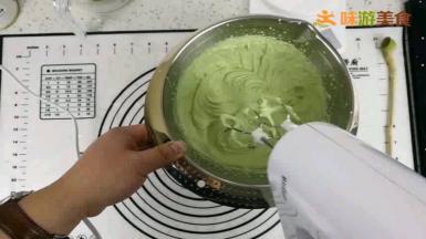 加入全部淡奶油，用电动打蛋器低速转高速再转低速，打发到可以留下清晰纹路