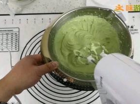 加入全部淡奶油，用电动打蛋器低速转高速再转低速，打发到可以留下清晰纹路