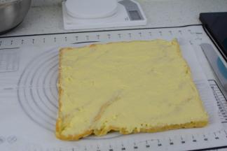 泡芙皮反面向上，将所有卡仕达酱涂上