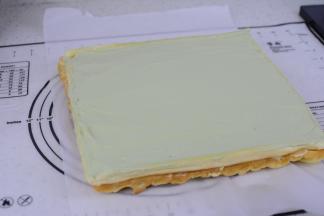 抹上抹茶奶油，前段略空一点不要抹奶油