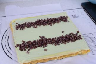 放上两排蜜豆，将蛋糕卷起来放进冰箱冷藏定型，定型一夜，第二天切片食用