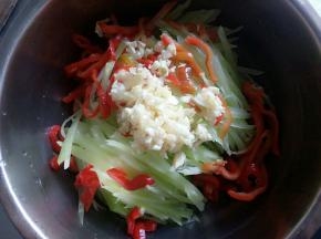 食材放入盆中