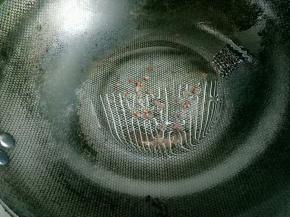 放入花椒粒，爆香后铲出不要