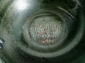 放入花椒粒，爆香后铲出不要